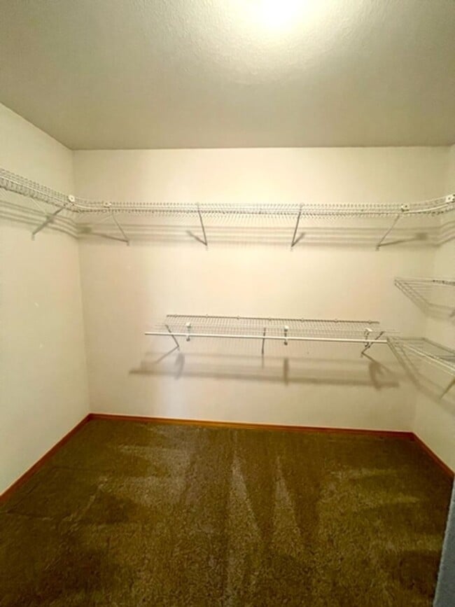 Building Photo - Single level home in NE Bend with great up...