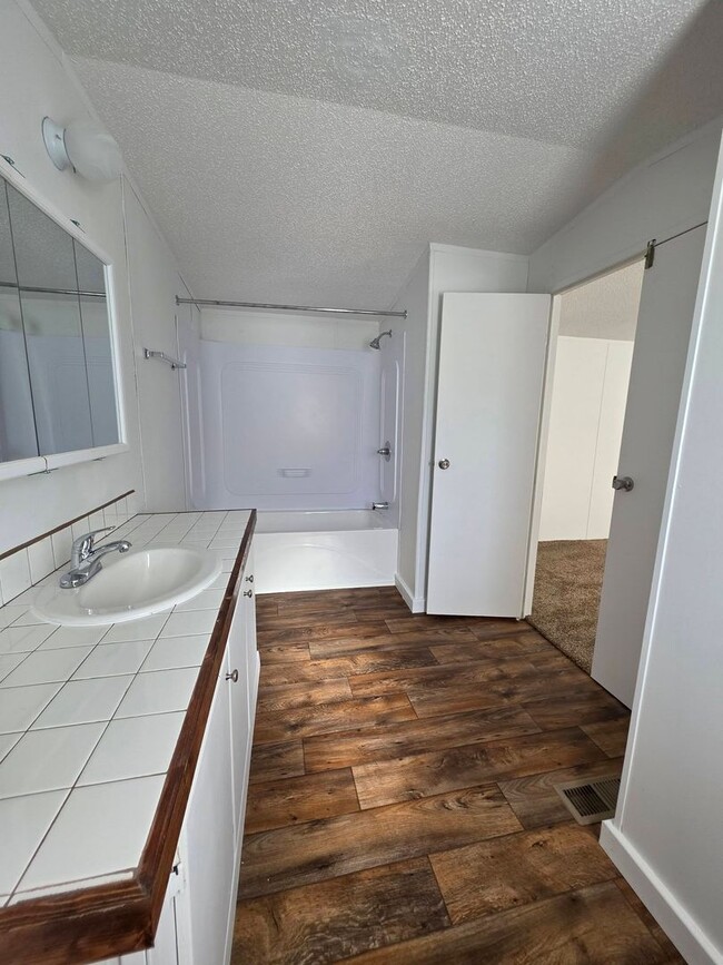 Building Photo - Ready to Move in