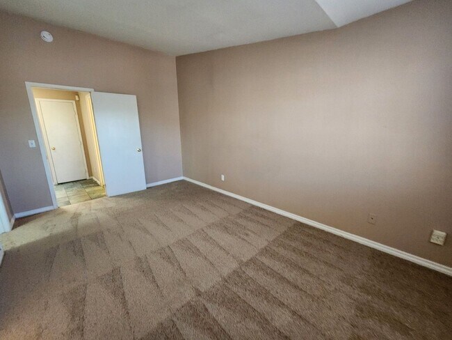 Building Photo - Beautiful 3 Bedroom & 2 1/2 Bath Condo.