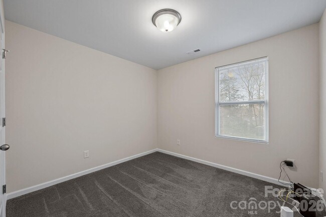 Building Photo - 409 Kickapoo Ave