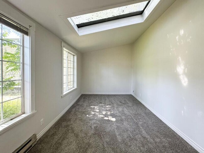 Building Photo - 531 Monroe Street