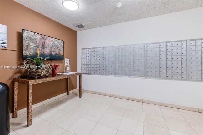 Building Photo - 2655 Collins Ave