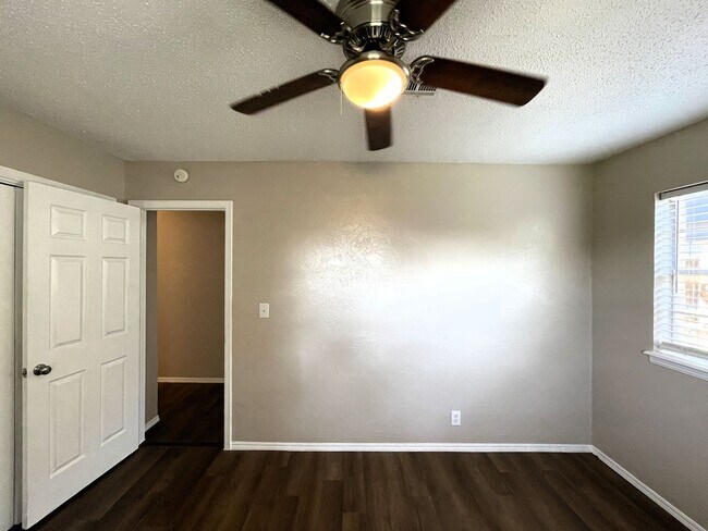 Building Photo - 3 Bedroom Home In Mustang School District!