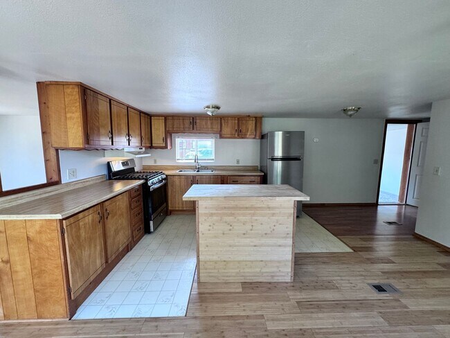 Building Photo - Lovely Evergreen Home