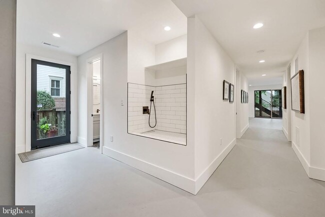 Building Photo - 1452 Buena Vista Ave