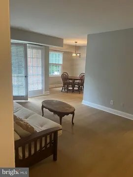 Building Photo - 3915 Lyndhurst Dr