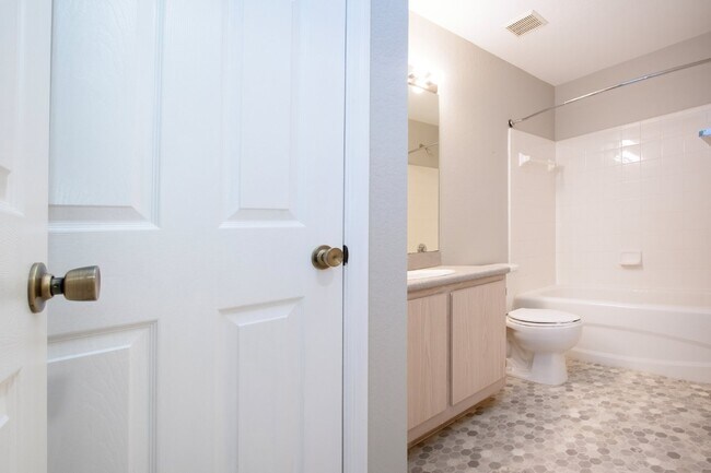 Building Photo - 2 Bedroom Condo in Lakewood Ranch