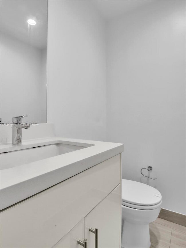 Building Photo - 9373 Fontainebleau Blvd