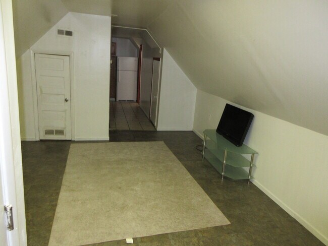 Building Photo - 316 Ravine Ave