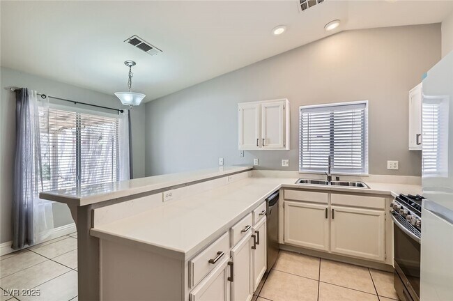 Building Photo - 924 Clubview Dr