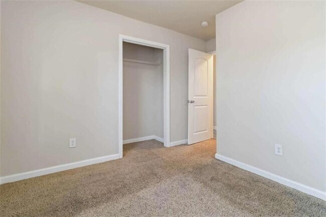 Building Photo - 2361 Swallow Cir SE