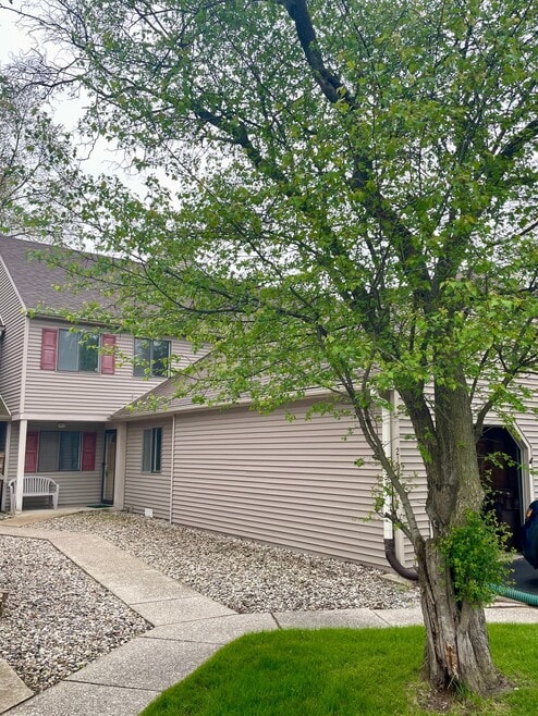 Building Photo - 2105 Dogwood Ln