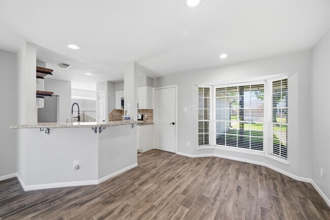 Building Photo - 1805 Whitebriar Dr