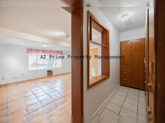 Building Photo - 9430 N 11th Pl