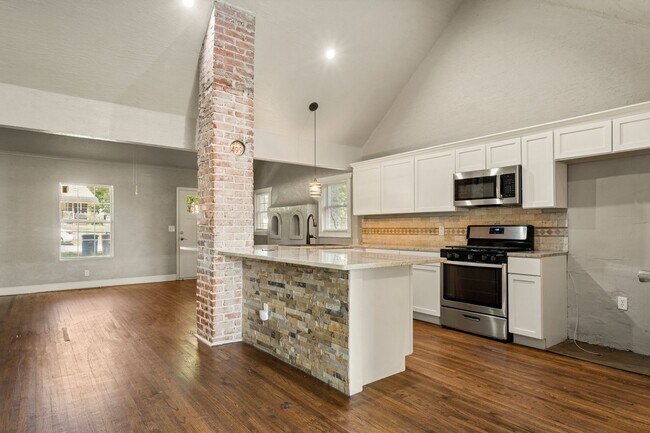 Building Photo - House Available for Rent!