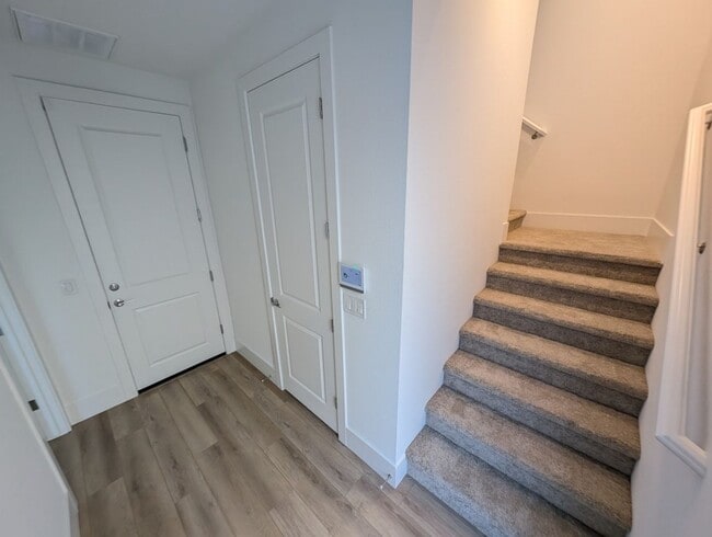 Building Photo - 675 Agate Bridge St