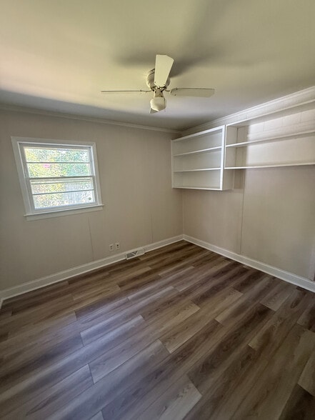 Building Photo - Room in House on Hand Cir