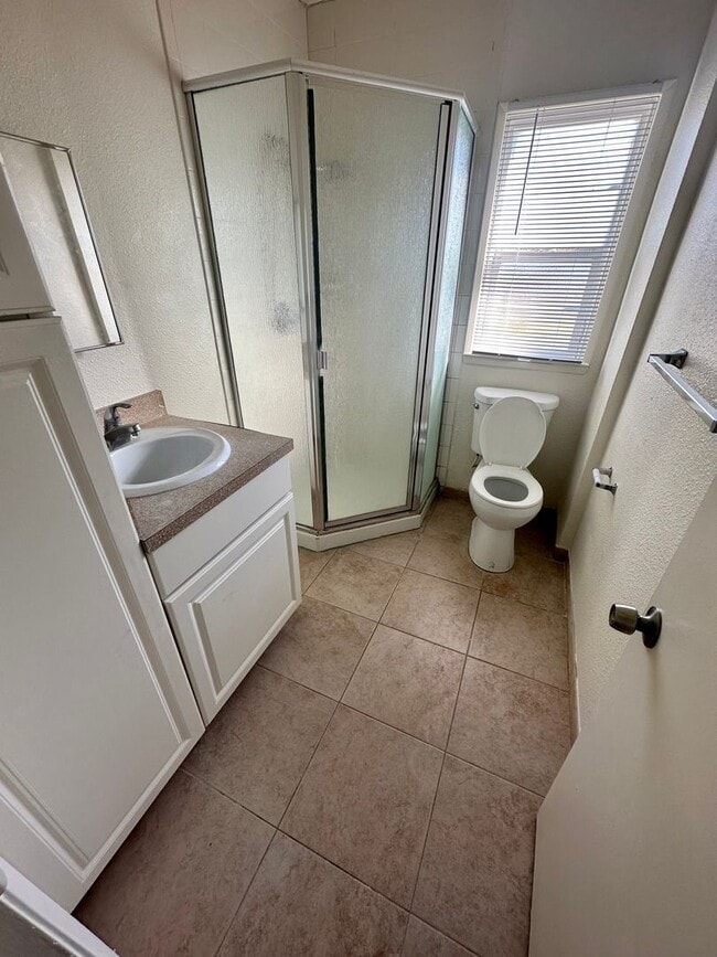 Building Photo - 2 Bed 1 Bath, Large Backyard!