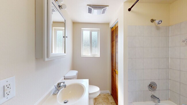 Building Photo - Location, Location, Location! - Four Bedroom house located minutes from Des Moines Waterfront