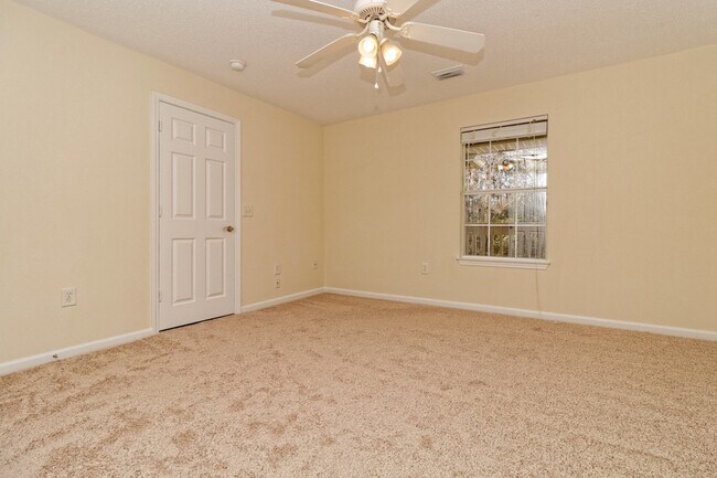 Building Photo - Amazing two bedroom 2nd Floor, Summer House Available June 19!