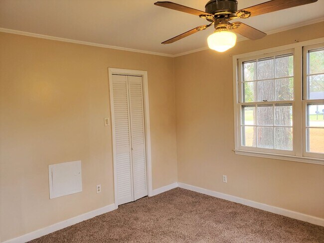 Building Photo - Charming Home With Great Yard