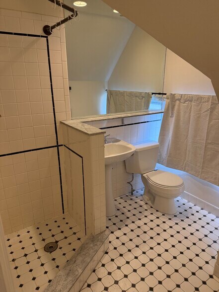 Building Photo - 111 Sycamore Ave