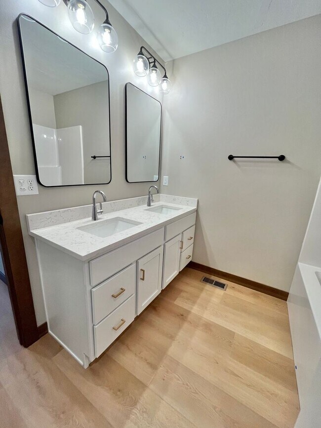 Building Photo - 5 Bed/2.5 Bath Twinhome For Rent!!