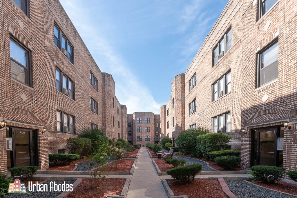 Building Photo - 3731 N Pine Grove Ave