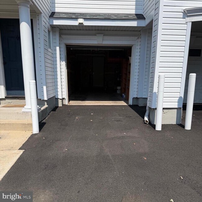 Building Photo - 10730 Symphony Way