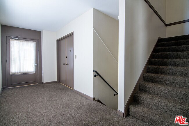 Building Photo - 344 S Doheny Dr