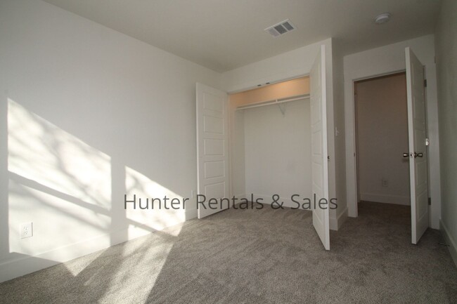 Building Photo - Upscale Three-bedroom Townhome!