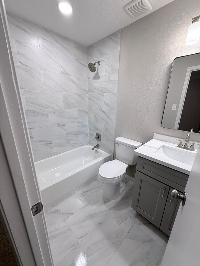 Building Photo - 1315 Tiny Tree Dr