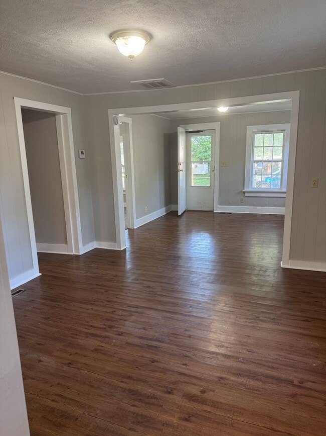 Building Photo - 2 BEDROOM 1 BATH HOUSE LARGE YARD AND GARAGE
