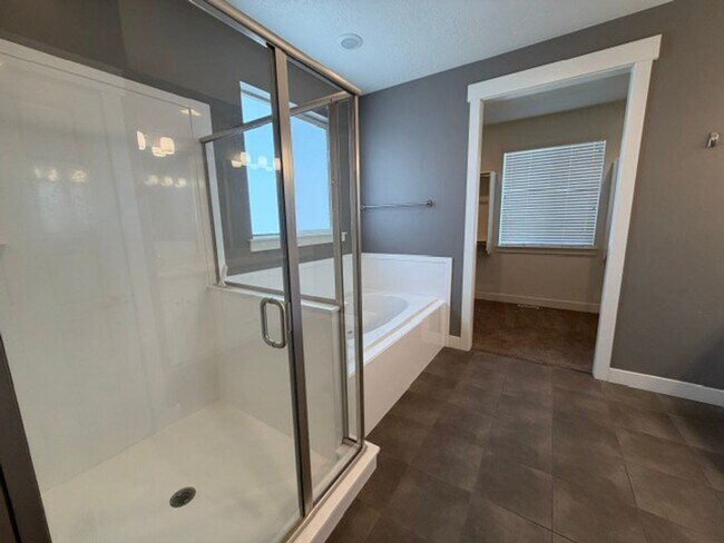 Building Photo - PRIMARY SUITE ON MAIN in a Beautiful Herriman House