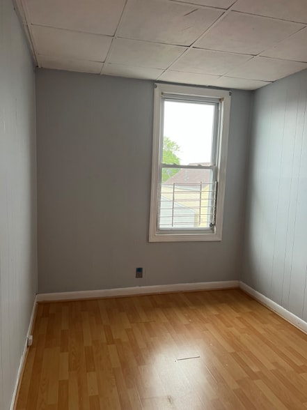 Building Photo - 9 W 17th St