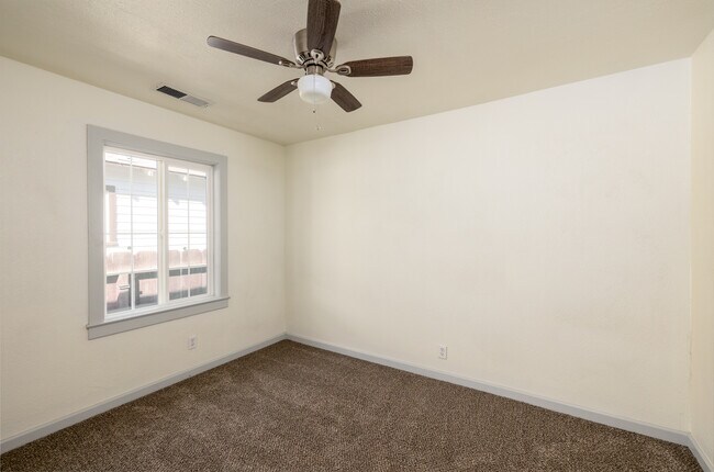 Building Photo - 626 W San Joaquin Ave