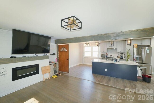 Building Photo - 909 Fisher St