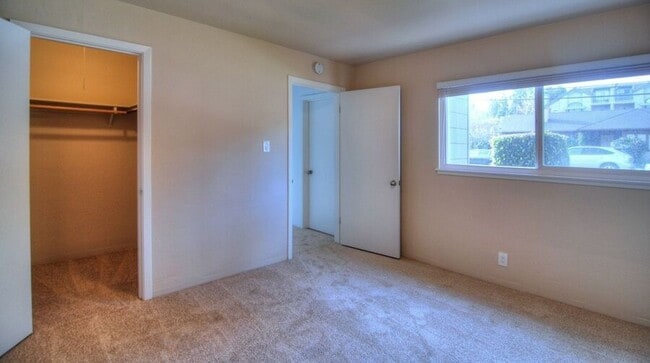 Building Photo - 1549 San Carlos Ave