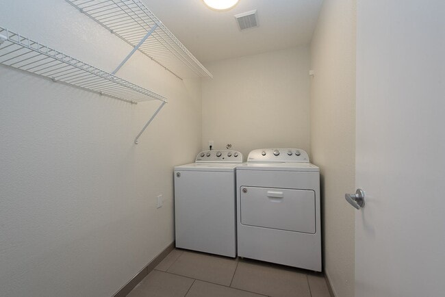 Building Photo - Beautifully Remodeled 2 Bed 2 Bath Redmond Condo!
