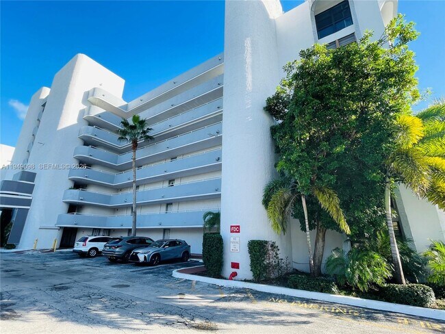 Building Photo - 1650 NE 115th St