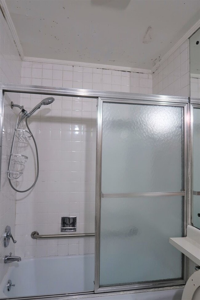 Building Photo - Lake Terrace #4. 3BD/1BA  Very spacious condo on Lake Avenue!  $2700 per month includes assigned ...