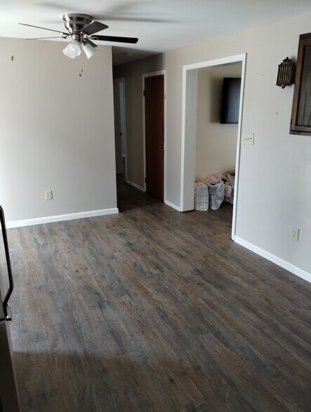 Dining area viewed from kitchen - 8306 Park Rd