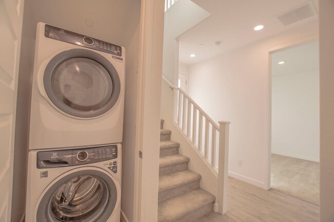 Building Photo - Brand New luxurious Model Home in Warner Meadows!