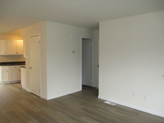 Building Photo - Northampton School District spacious end unit townhome located in the Borough of Bath featuring s...