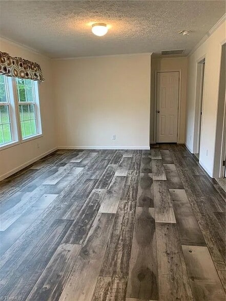 Building Photo - 3735 Oakwood Dr