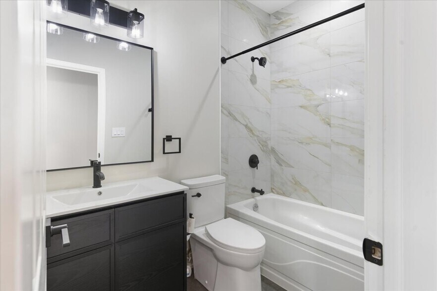 Building Photo - 839 W 14th Pl