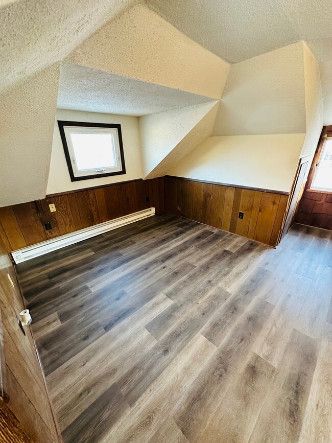 Building Photo - 1995 Cottage Ave E