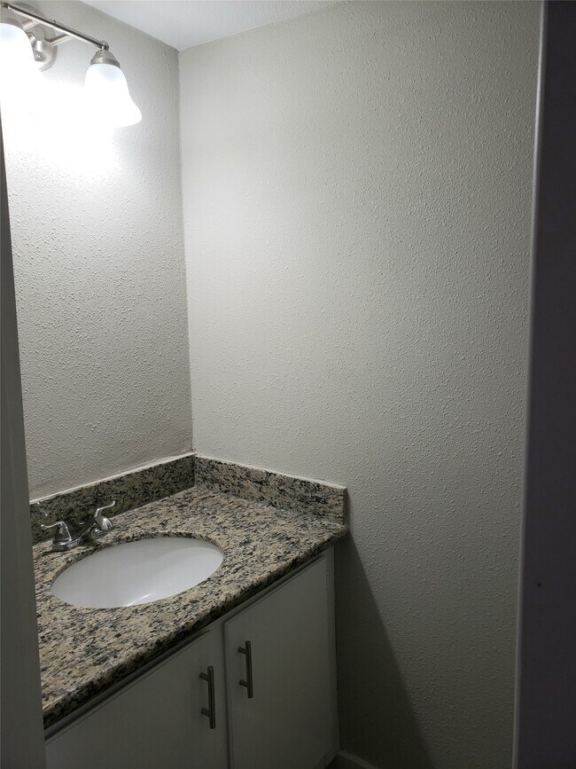 Building Photo - 11710 Southlake Dr