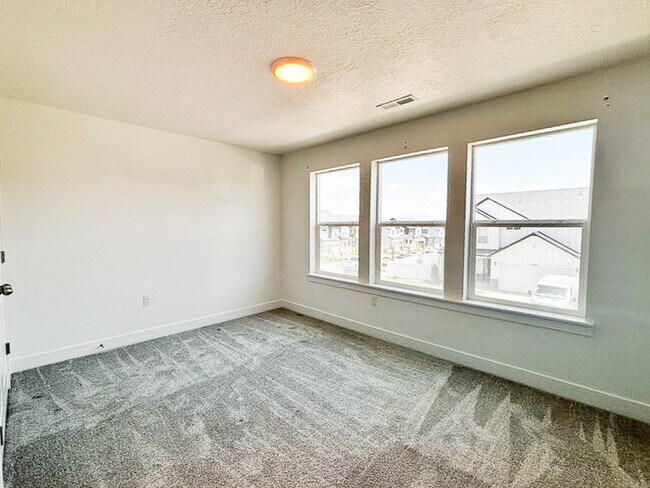 Building Photo - Newer Herriman Home - Open Floor Plan - Gr...