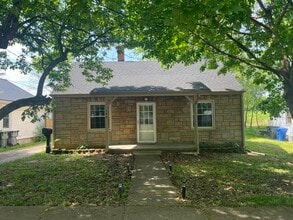 Building Photo - 706 Golfview Dr